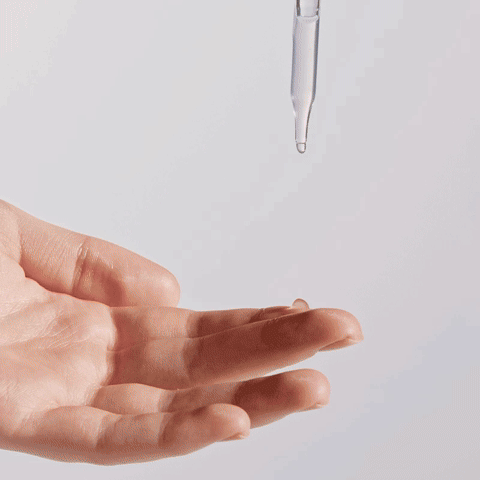 Serum som dryppes på en hånd